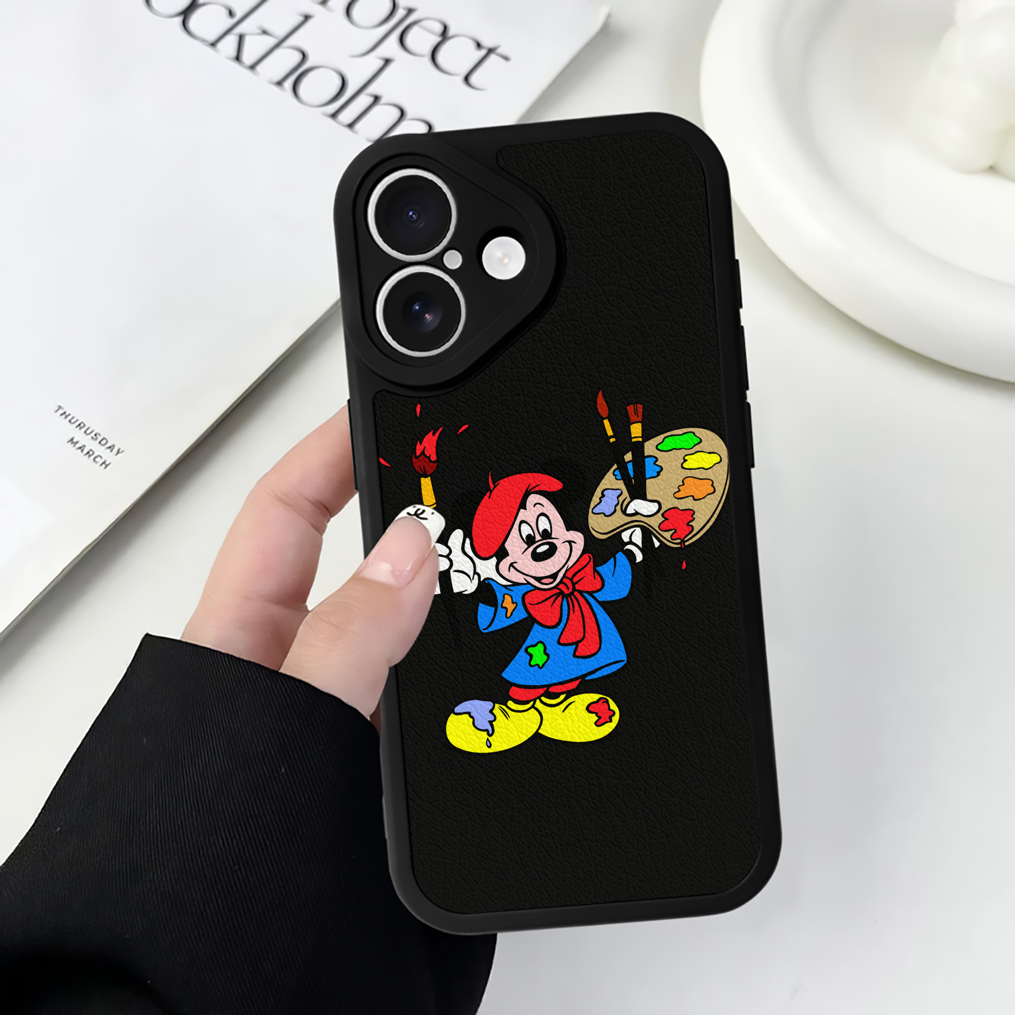 （画像用） ミッキーマウス Mickey Mouse 【iPhone 16シリーズ対応】シリコンスマホケース（レザー調） 材質：シリコン
